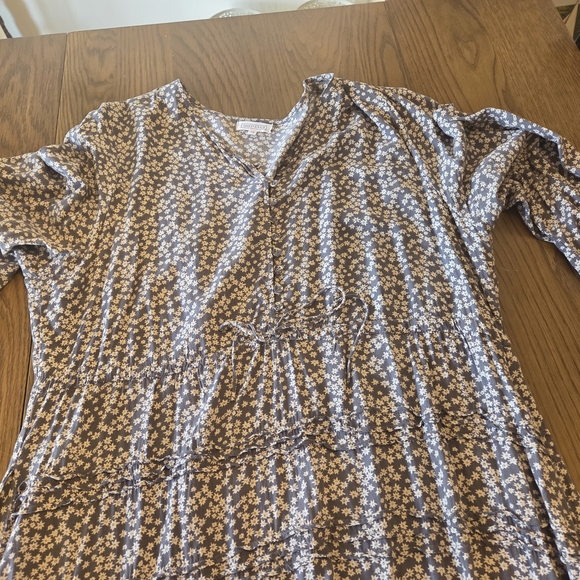 Black & White Floral V-Neck Tiered Midi Dress - Picture 3 of 5